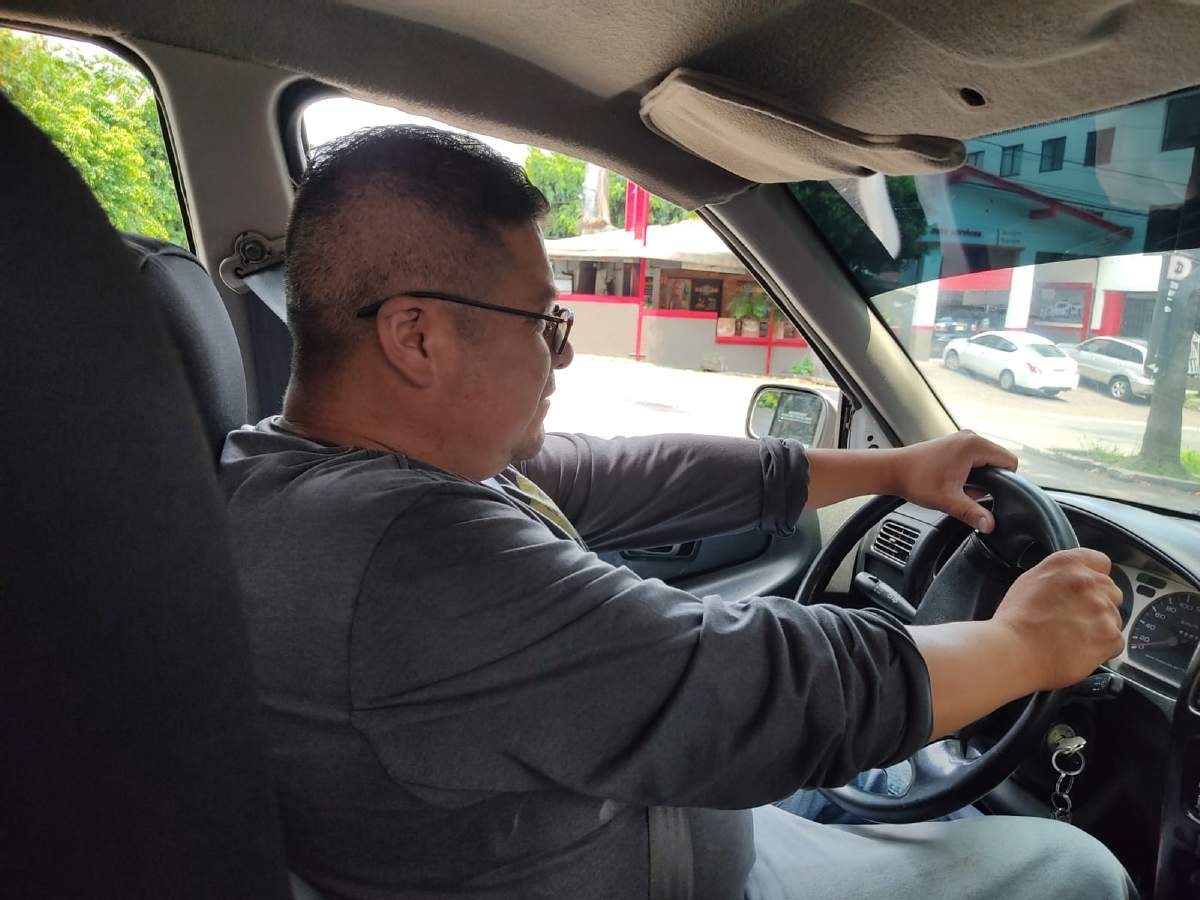 Le va mejor de taxista que como mecánico