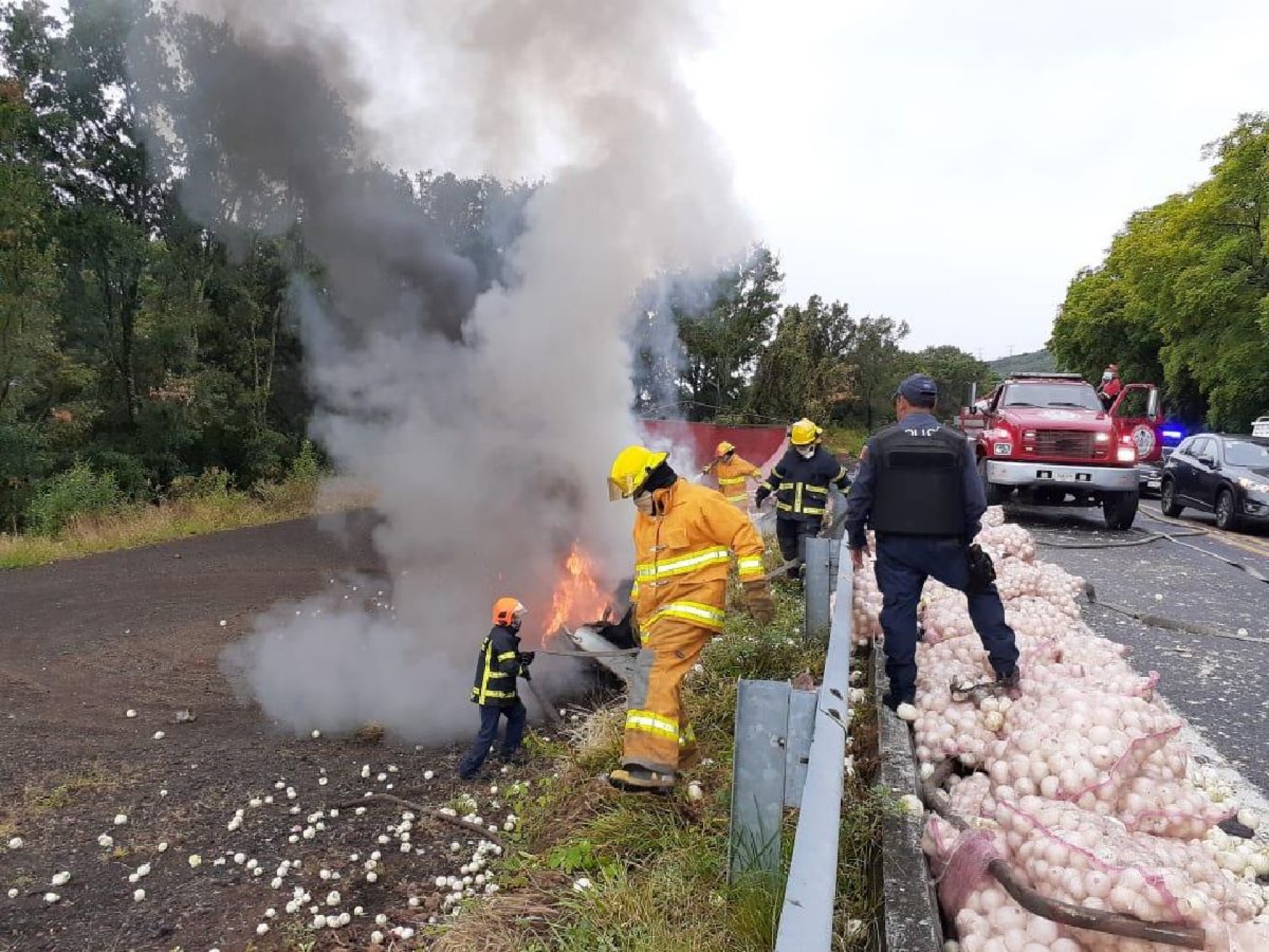 Vuelca tráiler y se incendia en la autopista La Pera-Cuautla