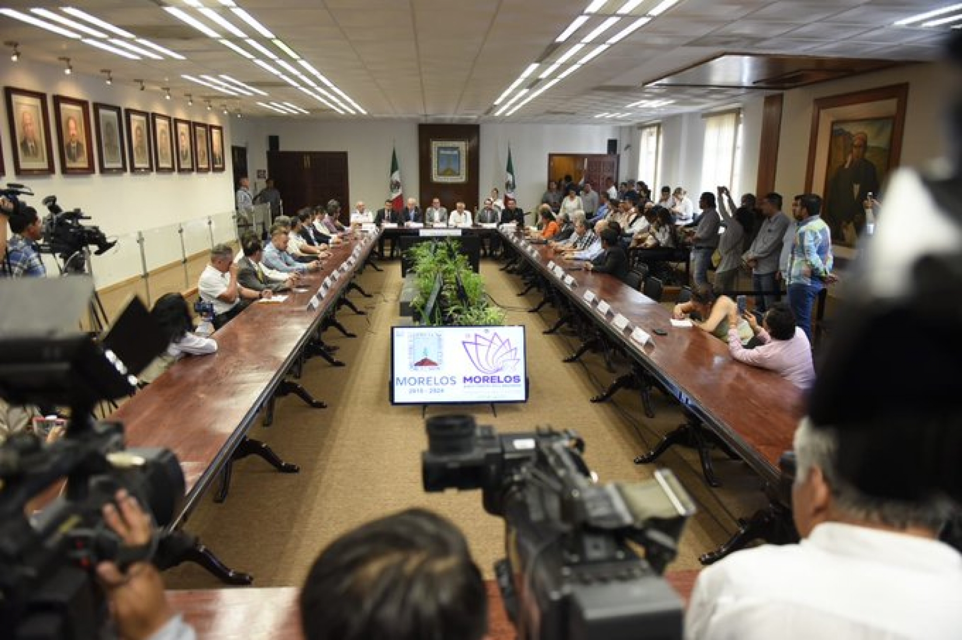 Cuauhtémoc Blanco entregó al Congreso su primer informe de gobierno