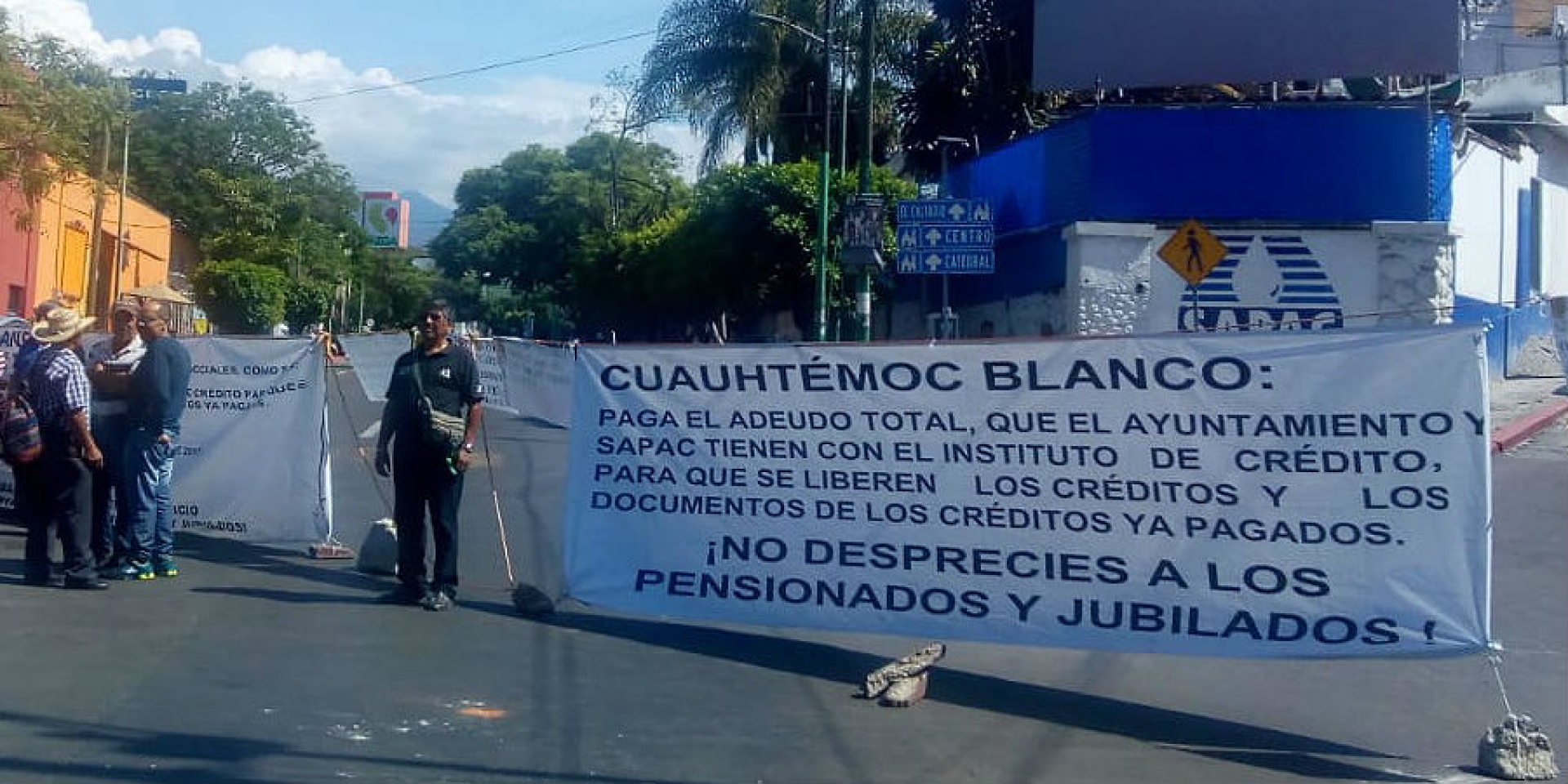 Jubilados del SAPAC bloquean nuevamente la avenida Morelos