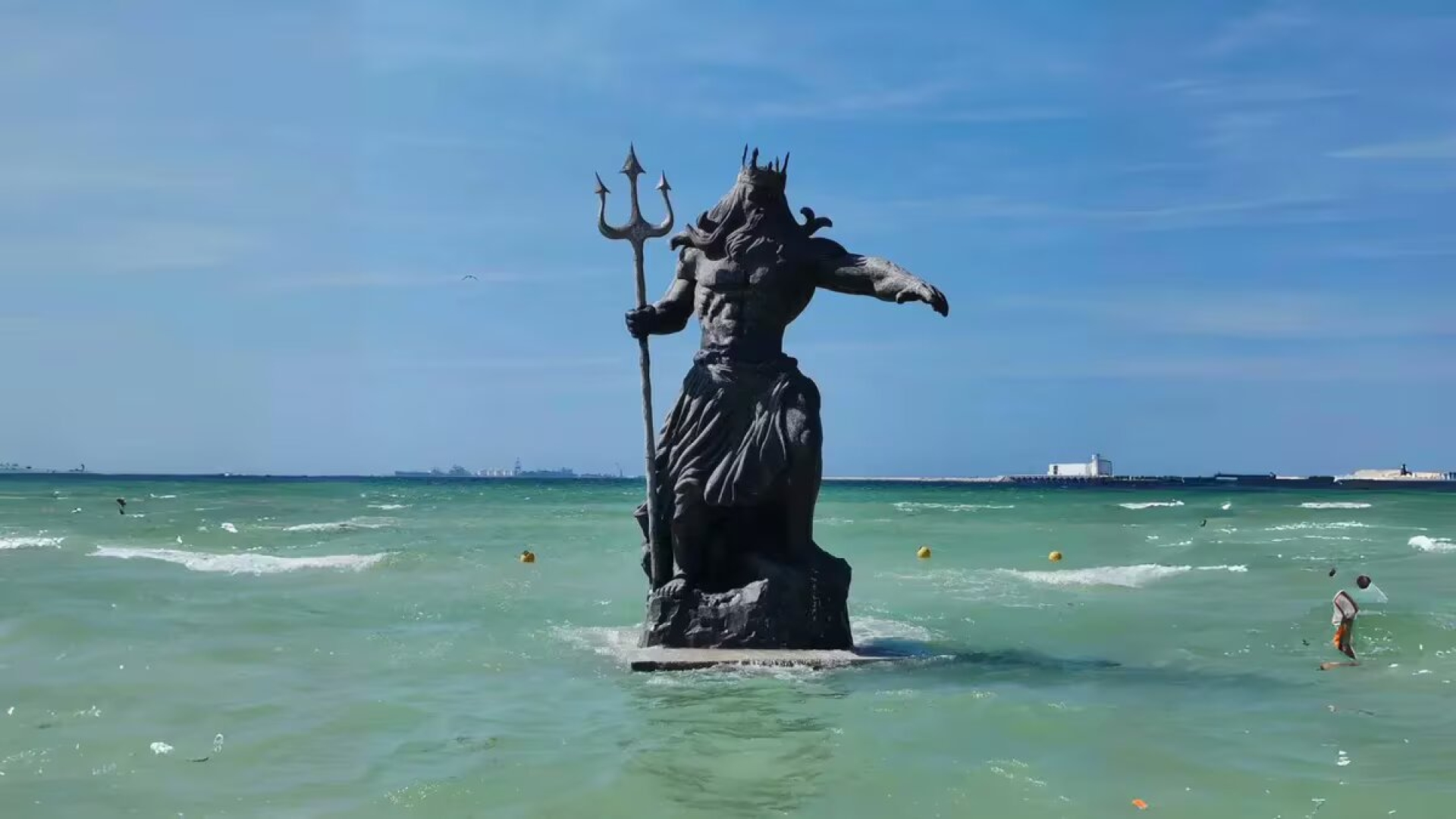 Promueven amparo para retirar la estatua de Poseidón en Yucatán