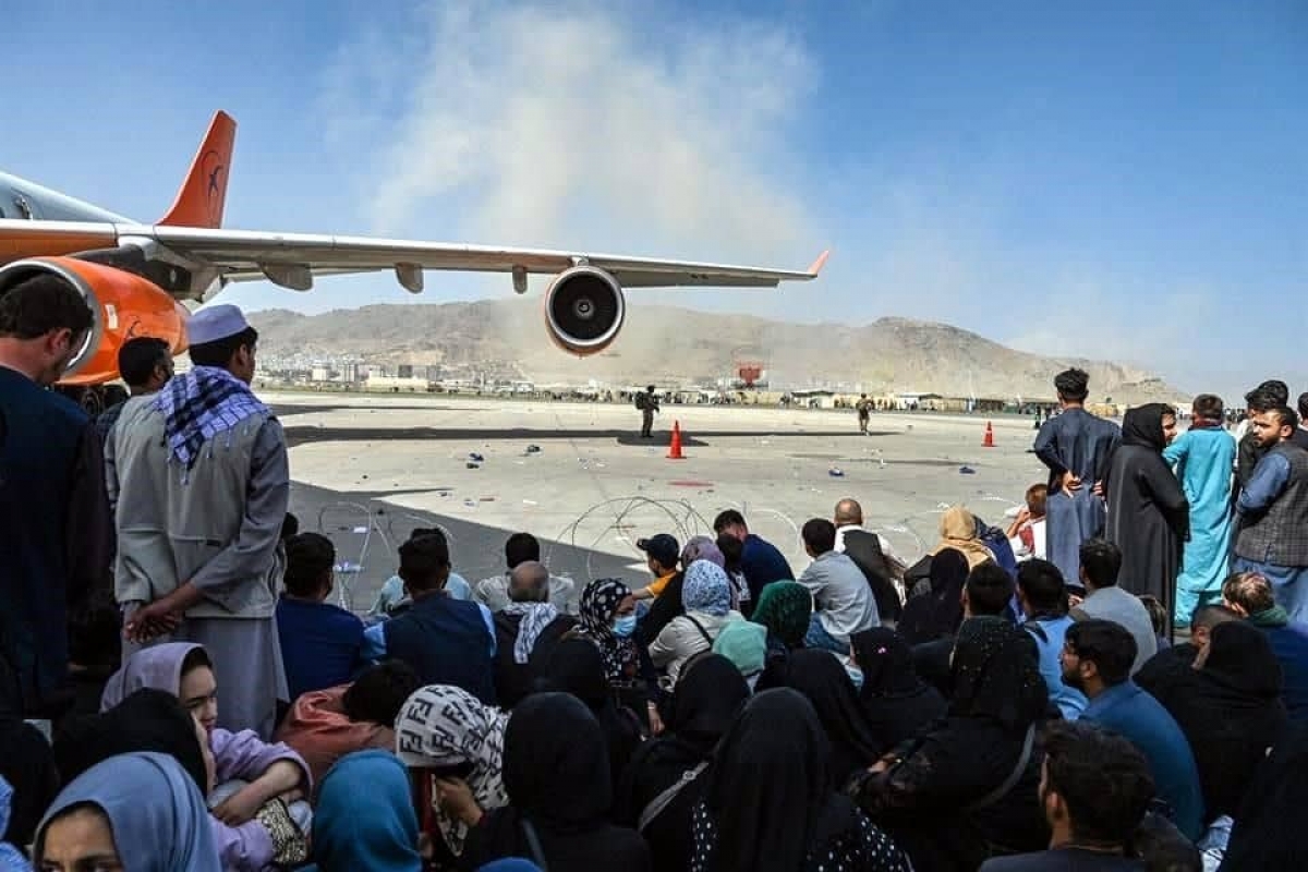 Filas kilométricas en el aeropuerto de Kabul