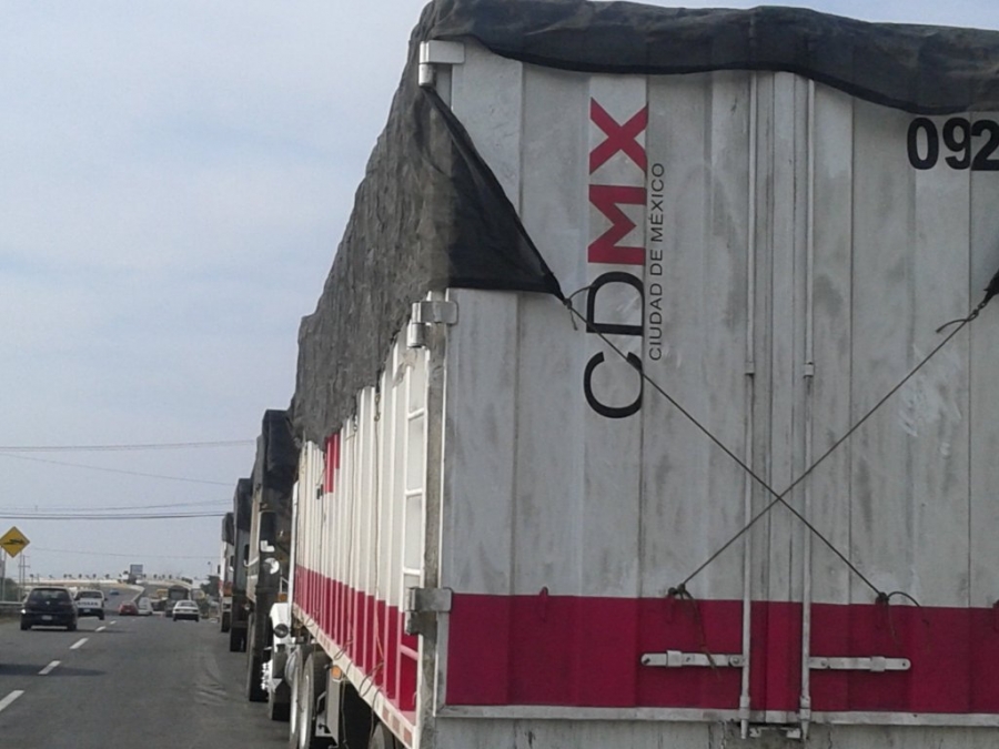 Largas filas de camiones con basura de la CDMX buscan entrar al relleno sanitario de Cuautla