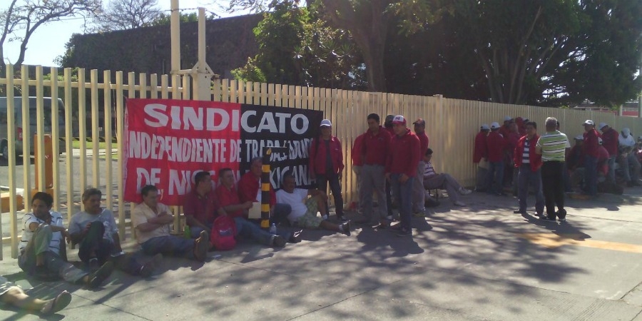 Trabajadores de Nissan colocan bandera de huelga en la planta de Civac