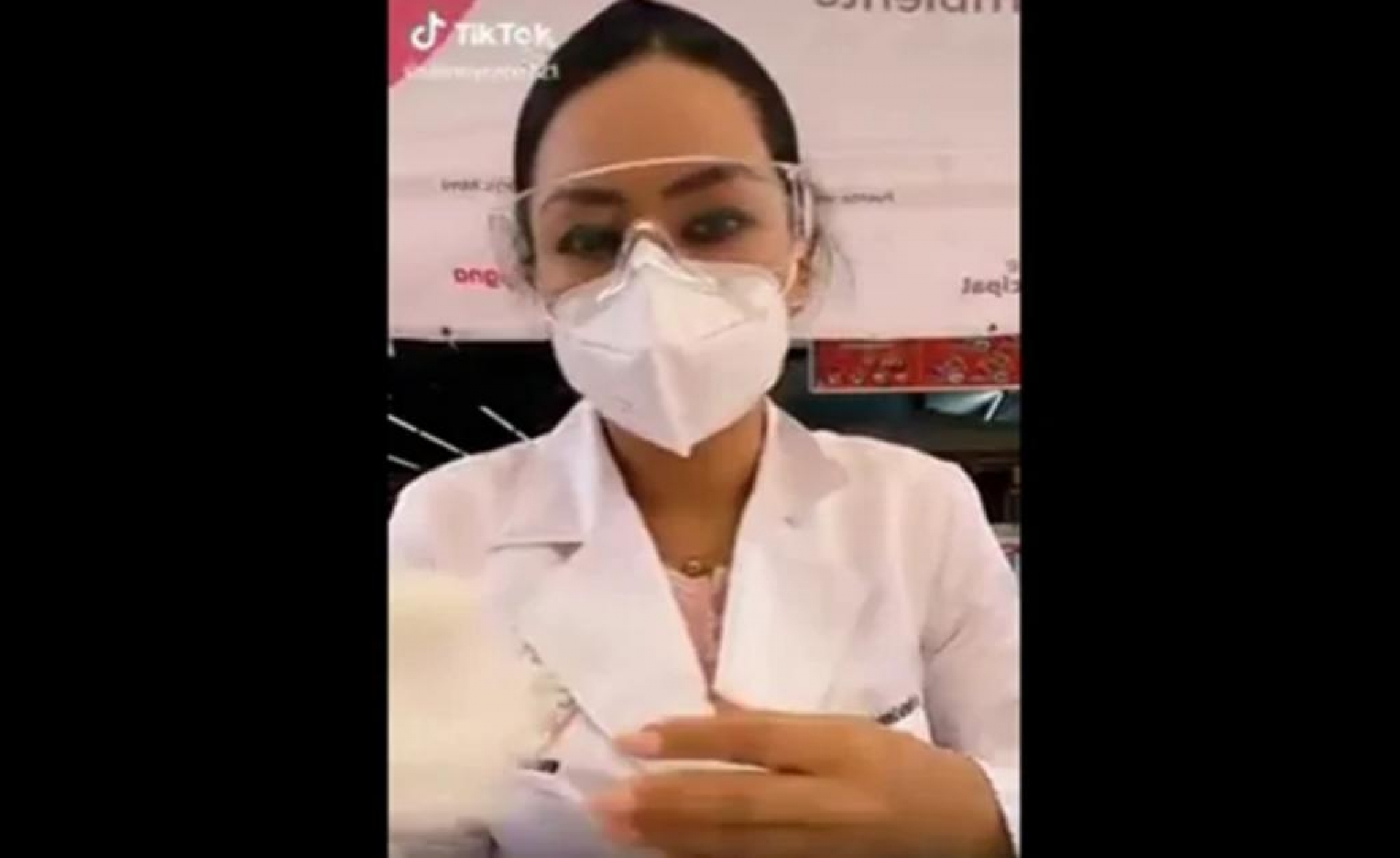 VIDEO: Directora de clínica bromea sobre COVID-19 en TikTok y así le fue