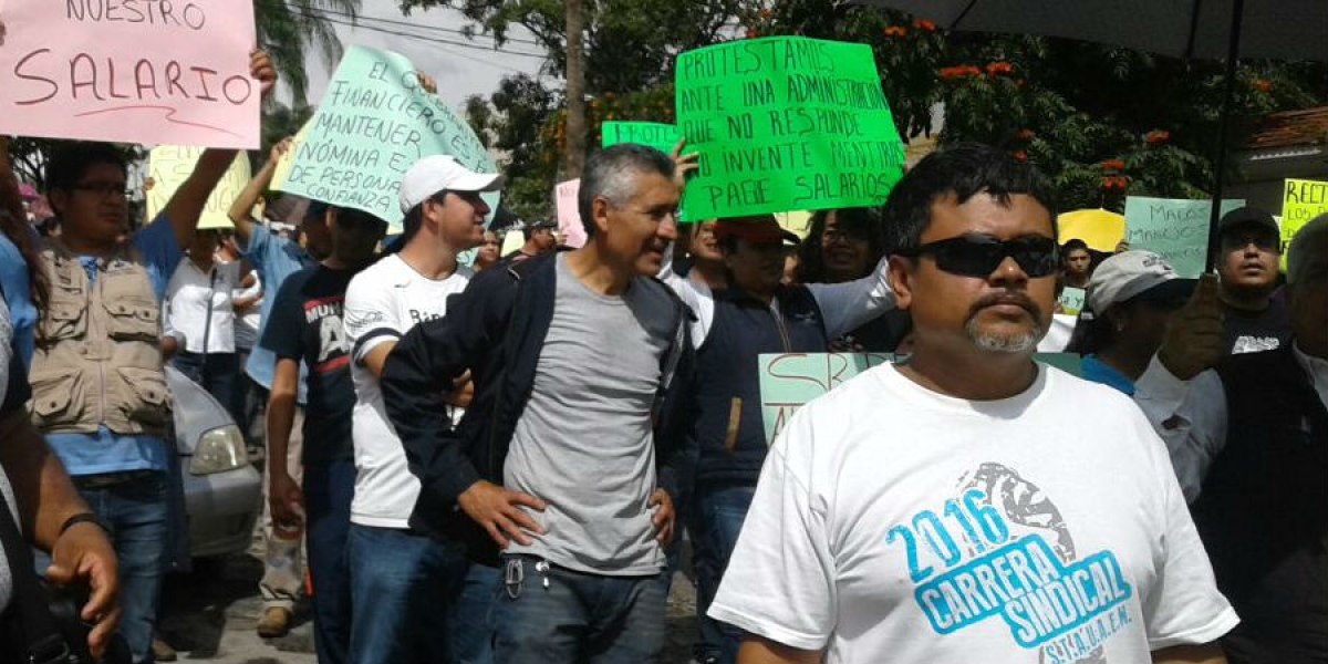 Se manifiestan trabajadores administrativos de la UAEM