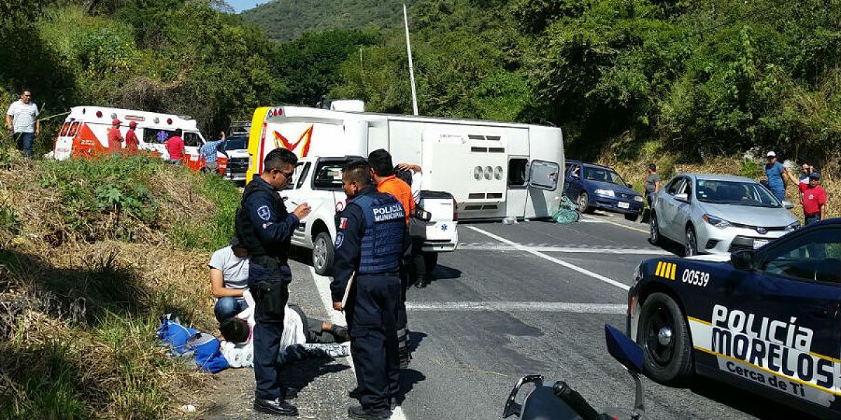 Vuelca autobús de pasajeros en Cañón de Lobos