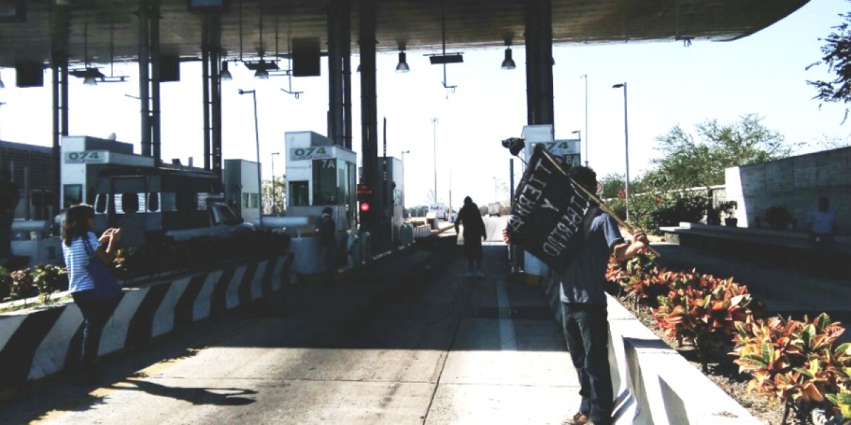 Libera Frente Zapatista caseta de peaje en la Autopista del Sol