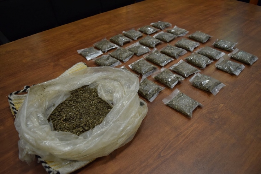 Llevaba medio kilo de marihuana en una mochila