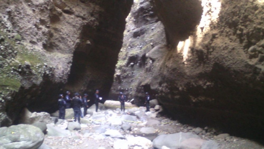 Hallan un cadáver dentro de una barranca de Temoac