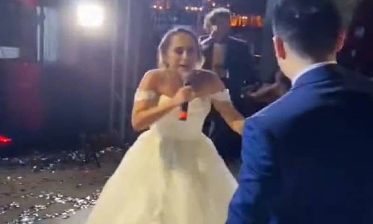 La boda perfecta no exis... Novia arma batalla de rap en su fiesta