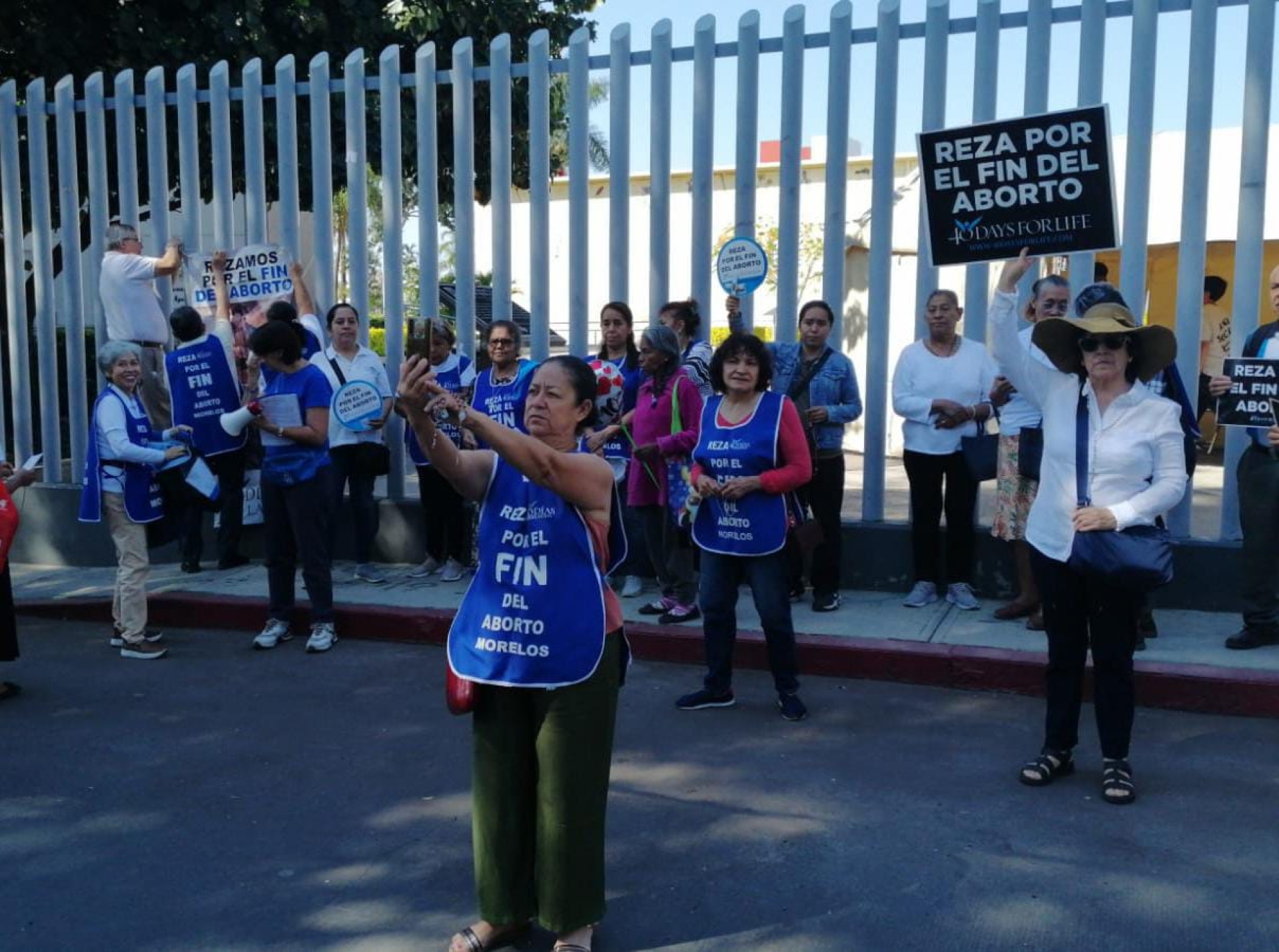 Se manifiestan integrantes del movimiento '40 días por la vida' ante Congreso local