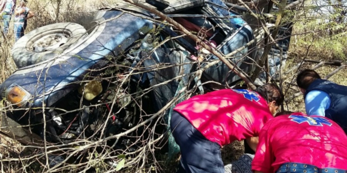 Fallecen al menos dos personas en accidente registrado en Tlaltizapán