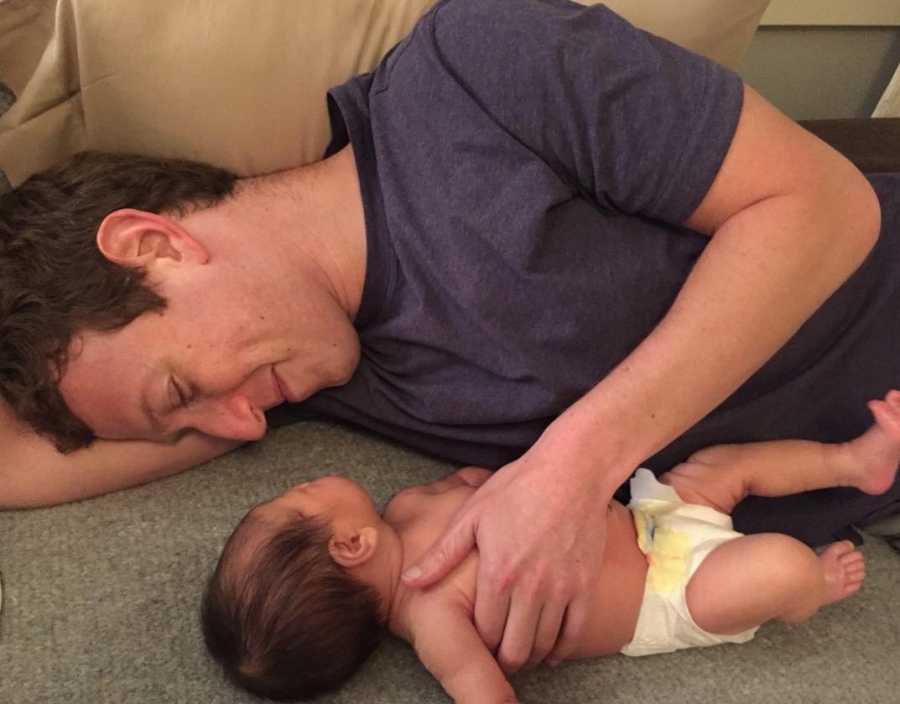 Zuckerberg disfruta paternidad y lo comparte en Facebook