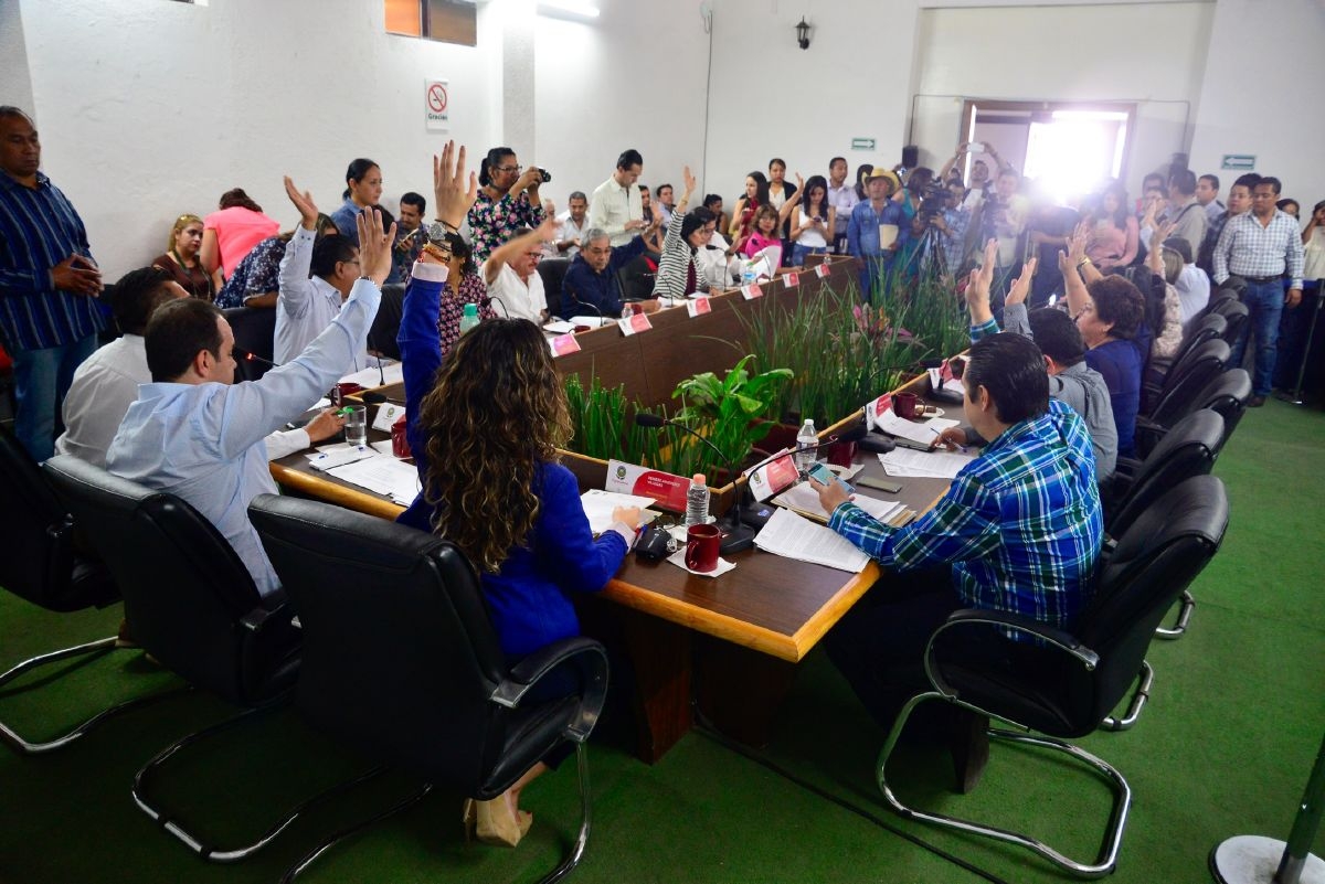 Destituye el Cabildo a dos delegados