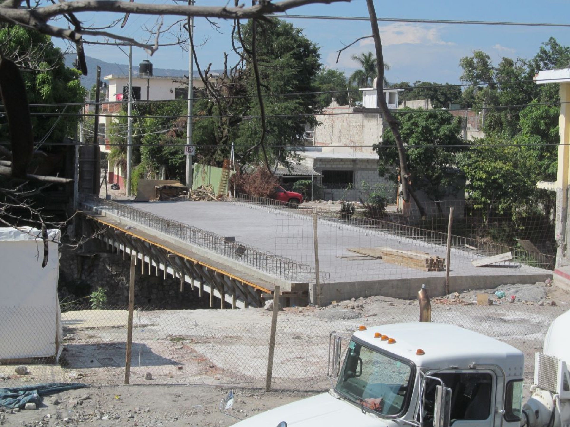Frenan paso por el puente “De los Suspiros”