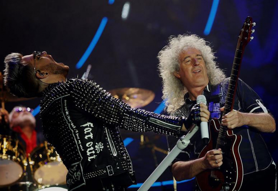 Queen reverdece con la joven y potente voz de Adam Lambert