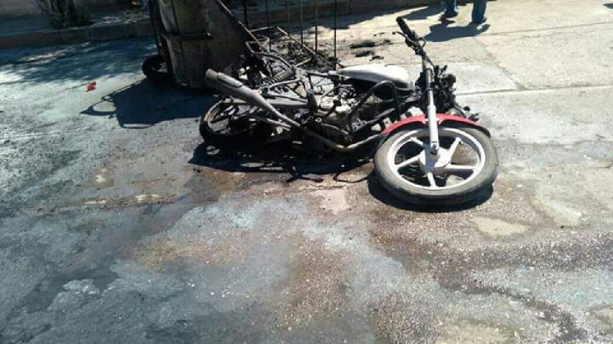 Queman un mototaxi en Axochiapan
