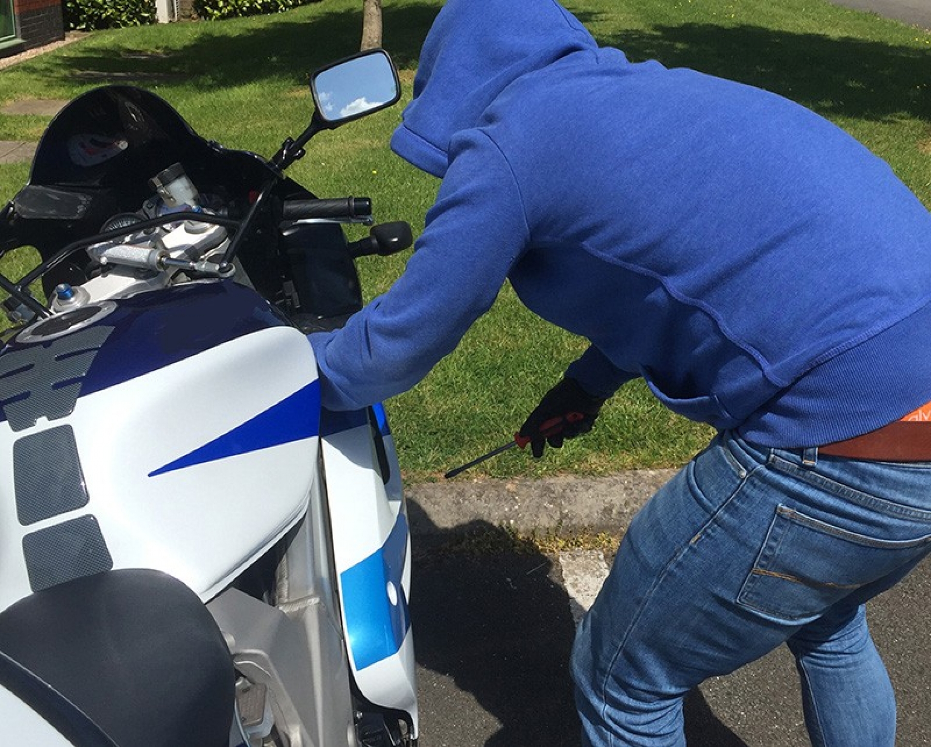 Le robaron su moto mientras realizaba compras