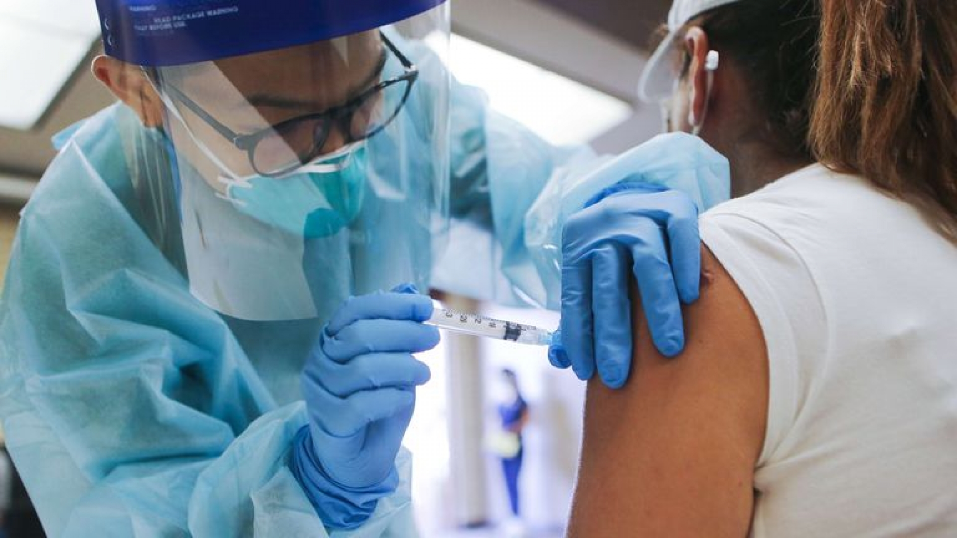 Aplicarán vacuna contra COVID-19 a médicos de hospitales privados: AMLO