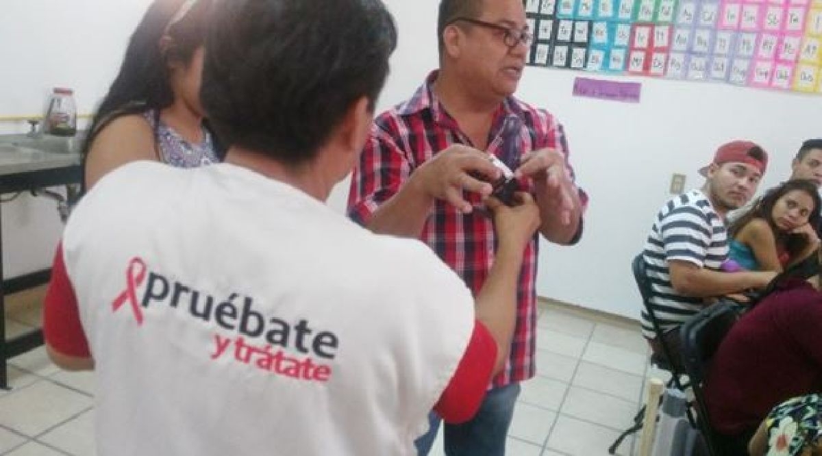 Se capacita a jóvenes sobre el uso del condón y la prevención de ETS
