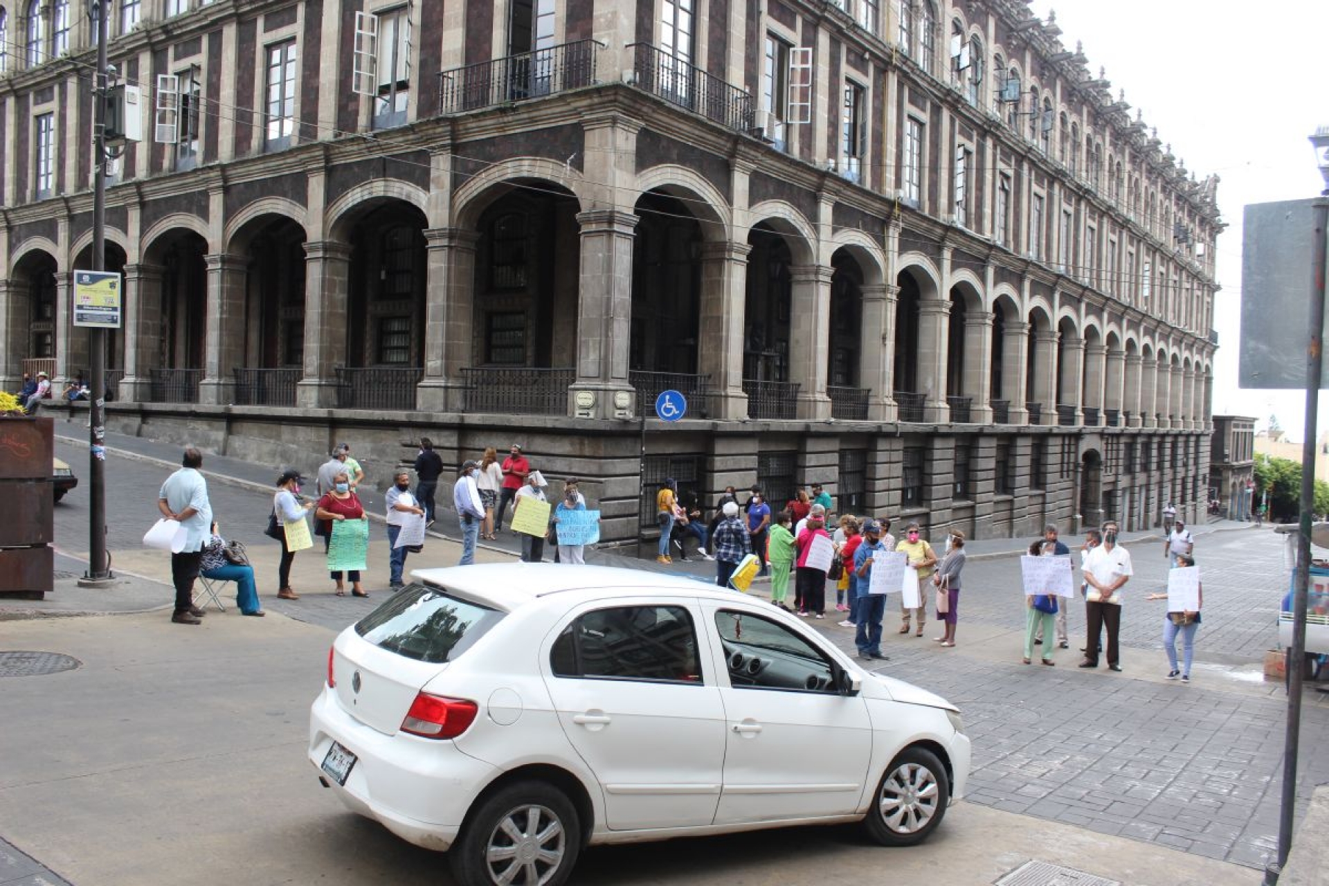 Jubilados exigen pago con cheque