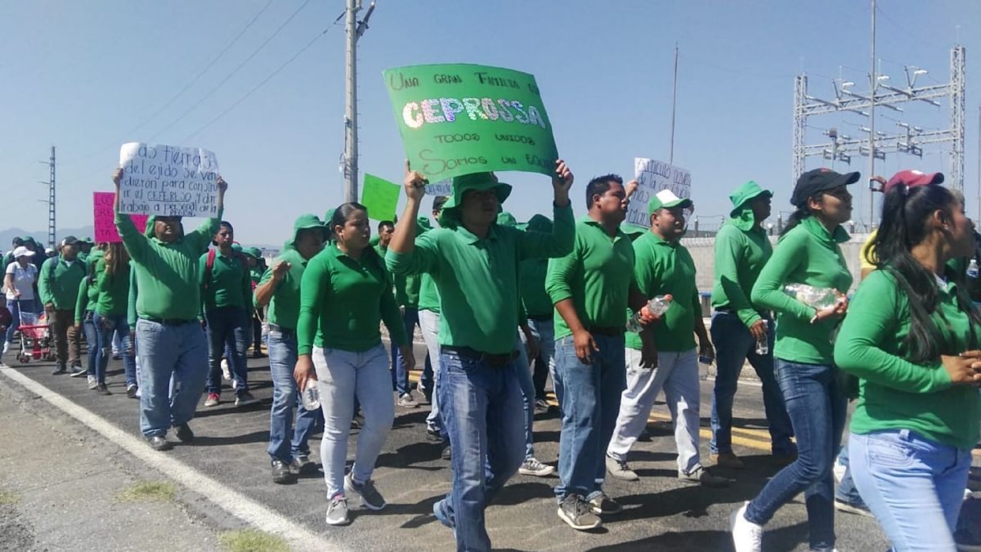 Más de mil personas marchan contra el despido de cientos de trabajadores del penal femenil de Michapa