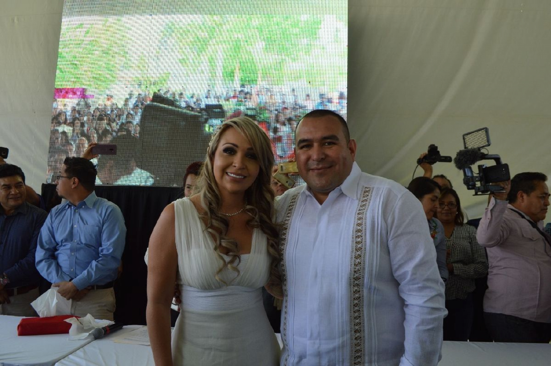 Celebran Agustín Alonso y Johalin Meza enlace matrimonial, junto con decenas de parejas