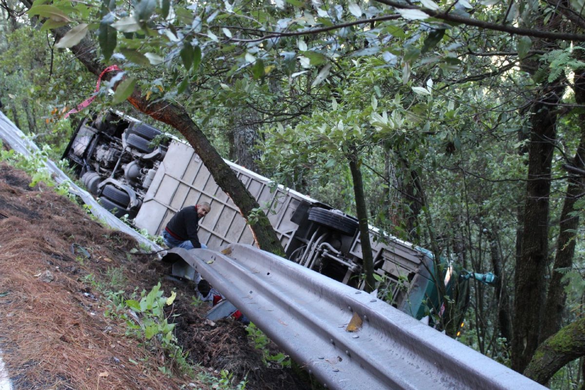 Volcadura de autobús deja diez pasajeros heridos