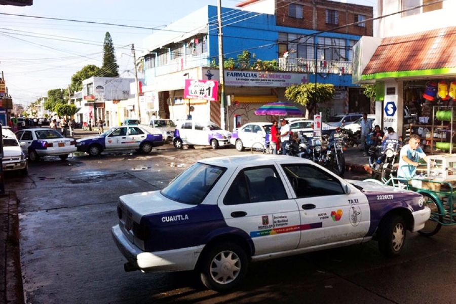 Taxistas bloquean accesos a casa del alcalde