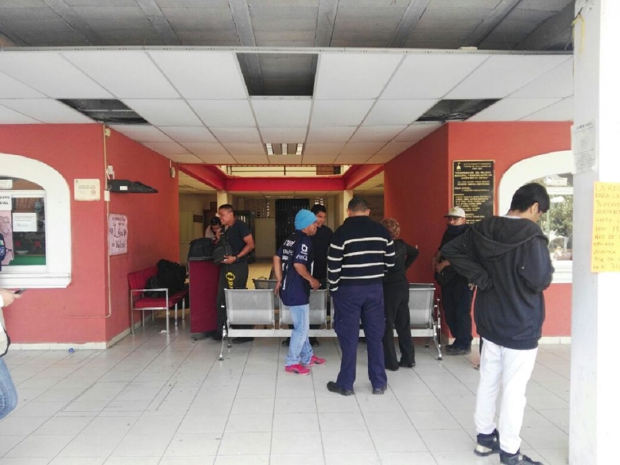 Toman policías de Puente de Ixtla el Ayuntamiento en demanda del aguinaldo