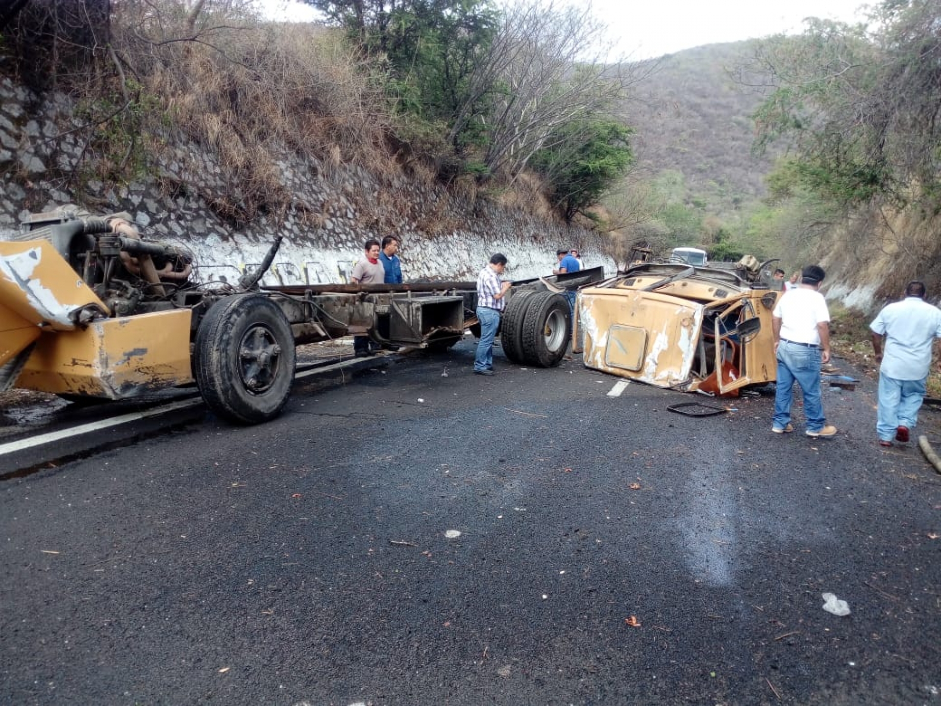 Vuelca tráiler en la carretera federal Cuernavaca-Yautepec