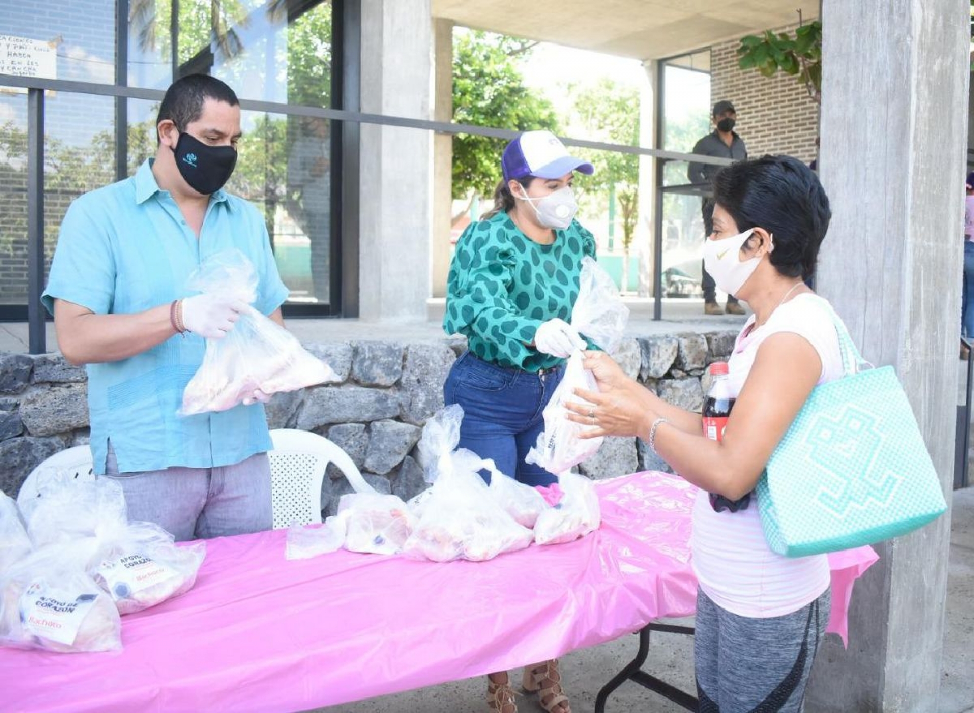 Entrega DIF pollos a familias vulnerables en Jojutla