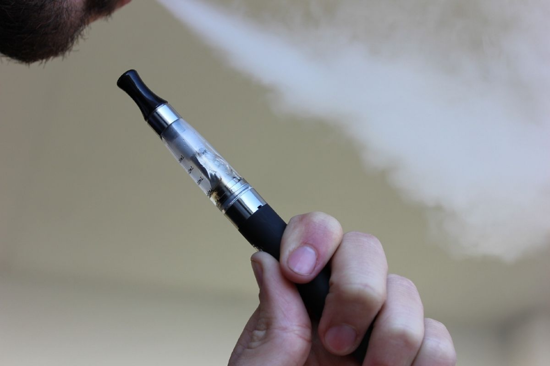 Alertan sobre riesgos por usar cigarrillo electrónico