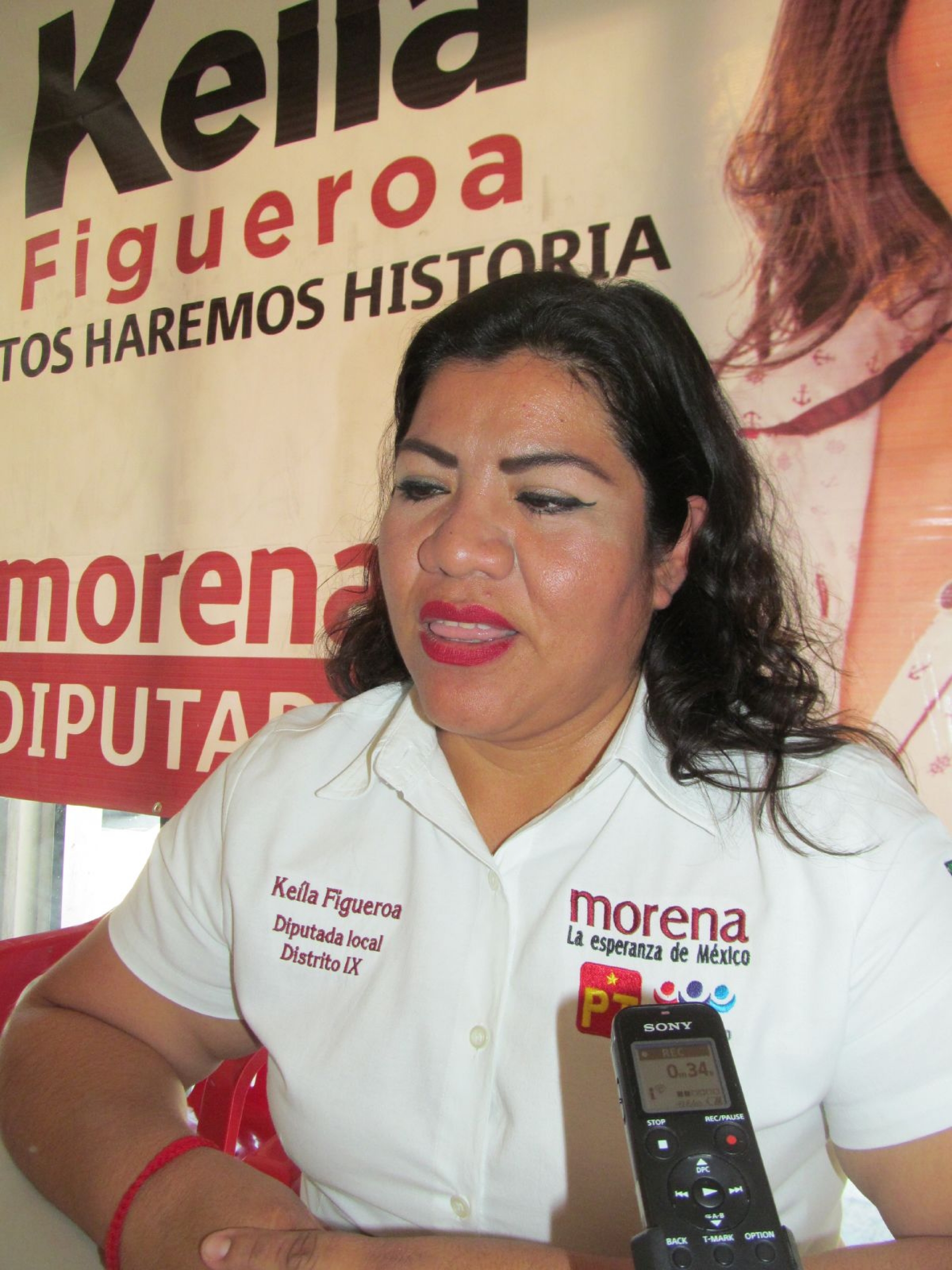 Se queja candidata de que le robaron todas sus lonas