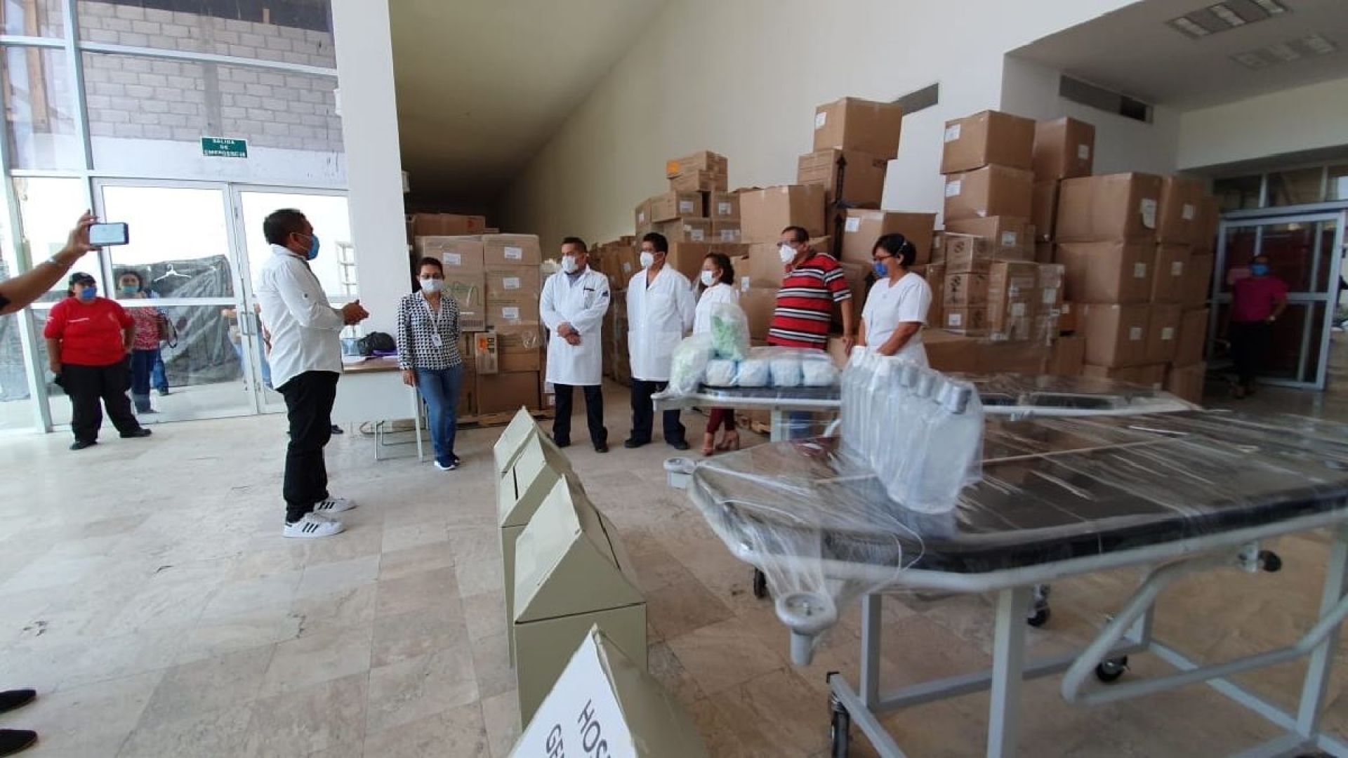 Entregan Alfonso Sotelo y Javier García material quirúrgico a hospitales