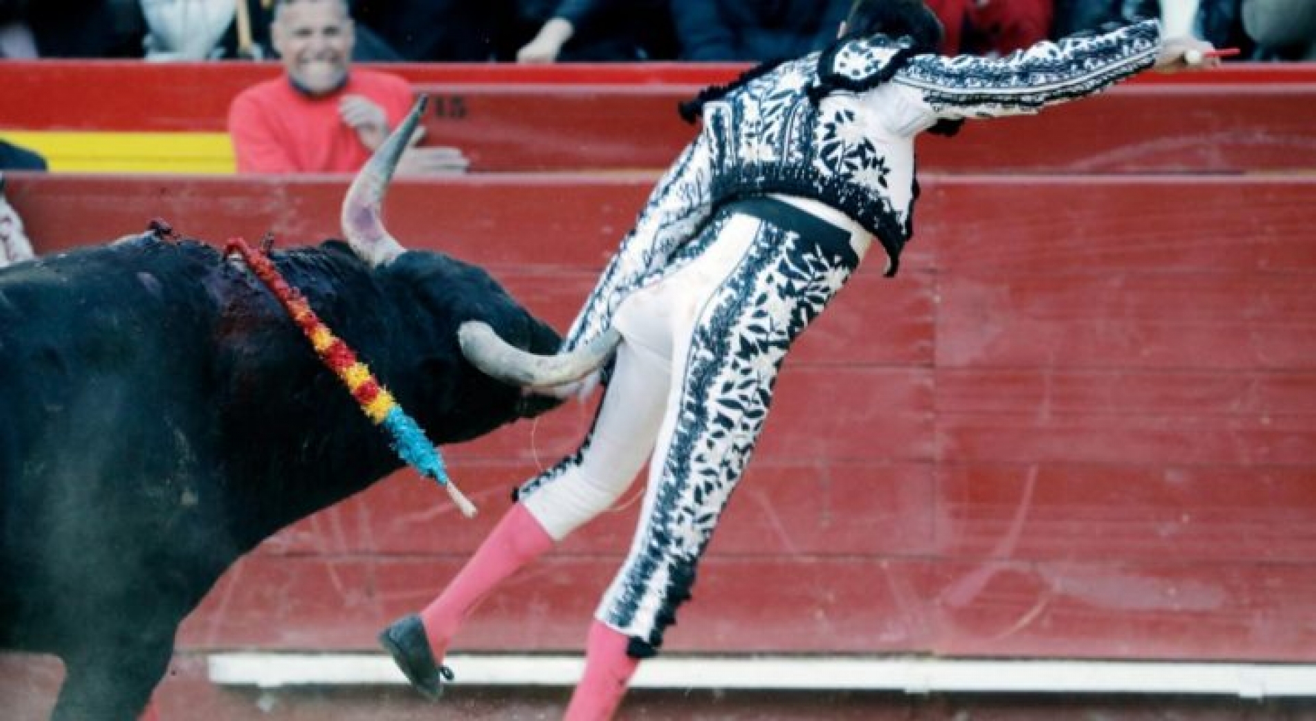 Enrique Ponce recibe impresionante cornada en feria de fallas 2019, España