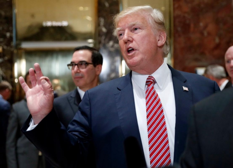 Trump vuelve a censurar a críticos por controversia sobre Charlottesville