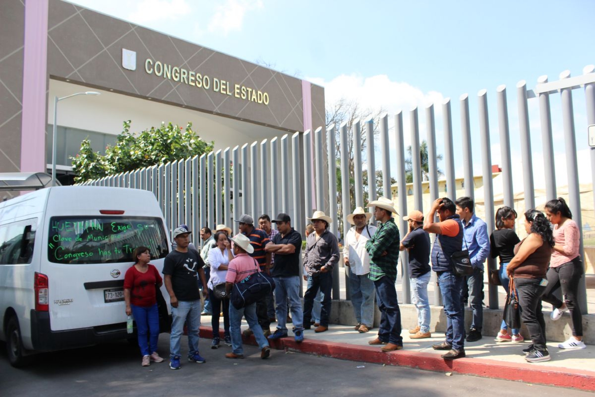 Vecinos de Hueyapan paralizaron el Congreso