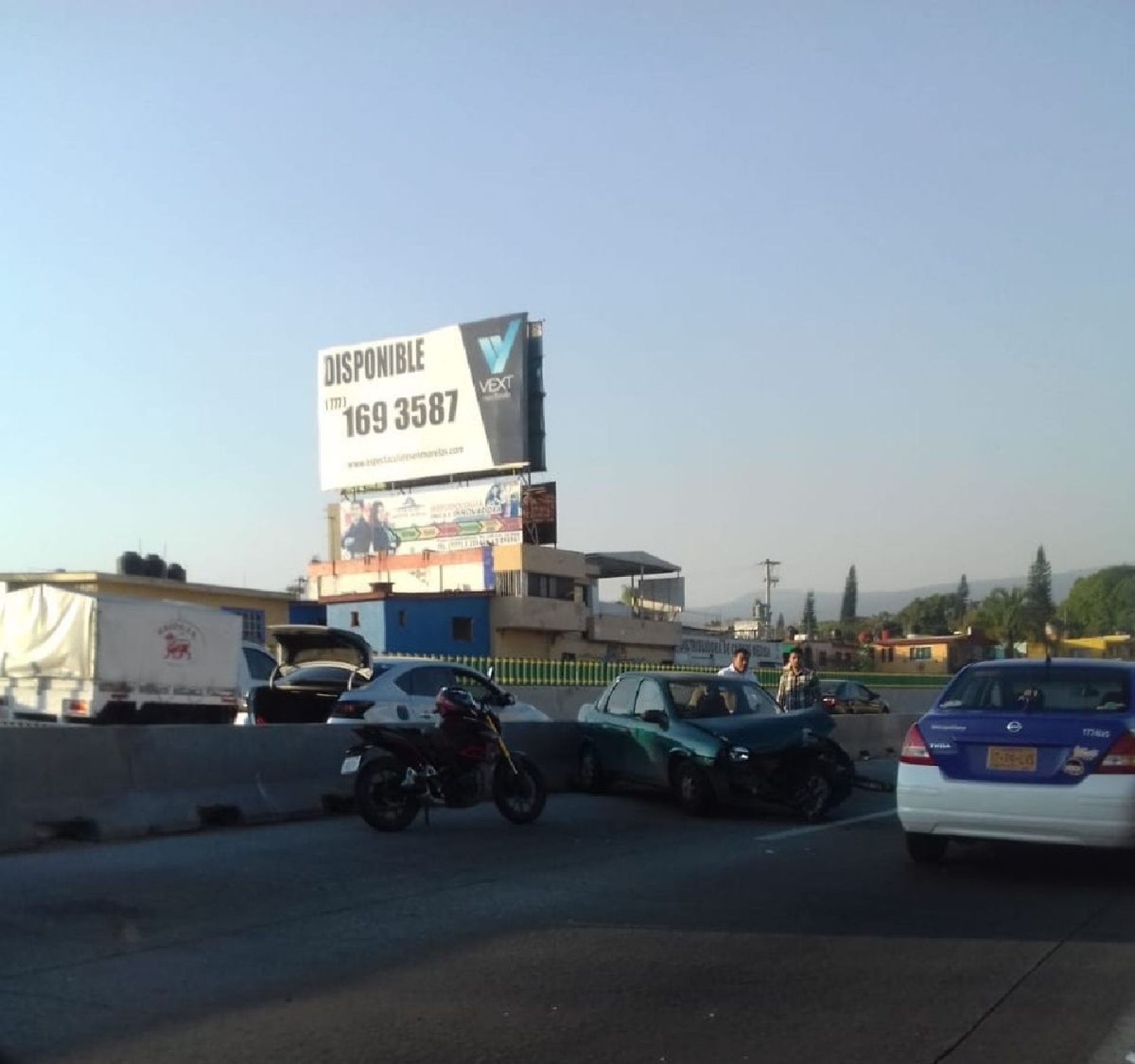 Chocó contra el muro de contención del Paso Exprés