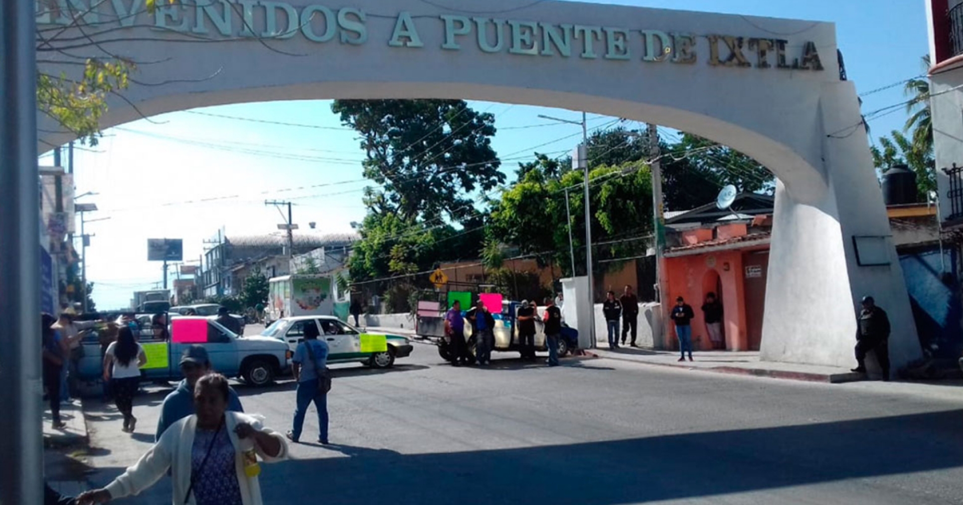 Reactivan algunos servicios en Puente de Ixtla
