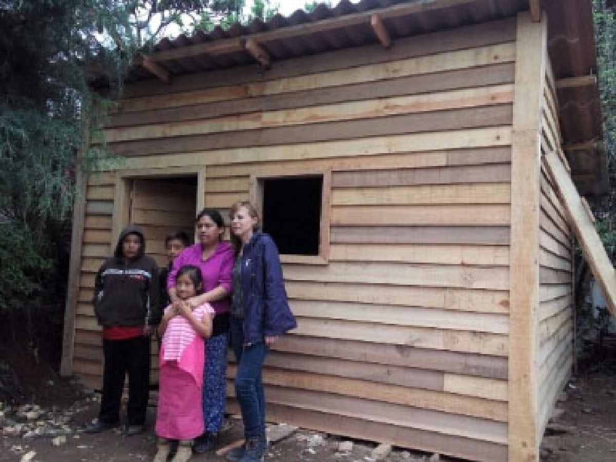 Entrega Ana Haro Sánchez casas de madera a familias damnificadas por sismo