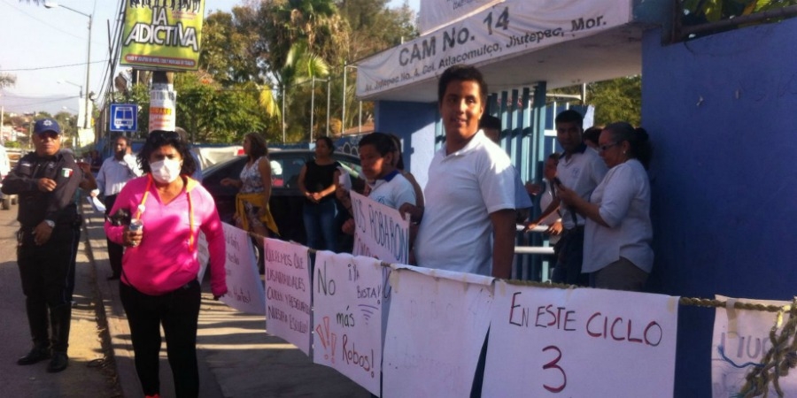 Protestan estudiantes y maestros del CAM 14 en Jiutepec; piden un alto a la inseguridad