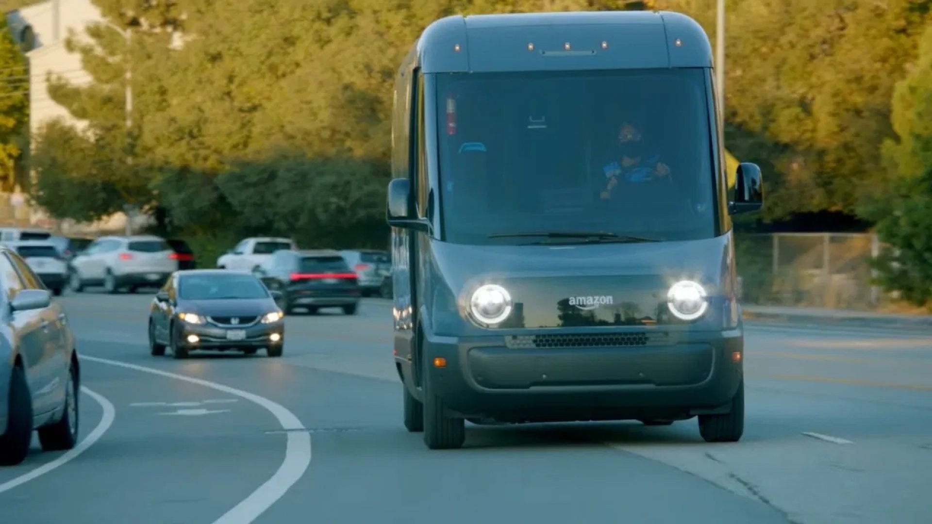 VIDEO: Amazon pone en funcionamiento sus vehículos eléctricos de entrega