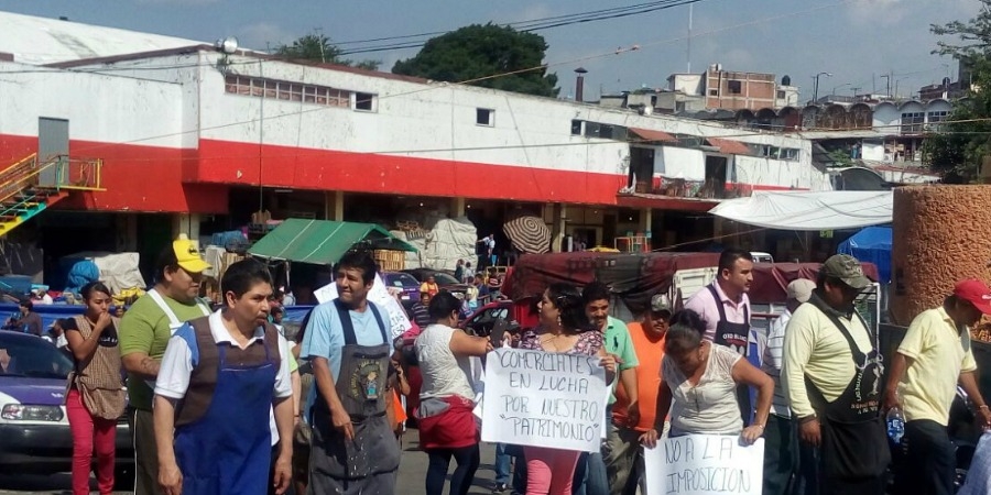 Protestan comerciantes del ALM en la obra de nueva sede legislativa