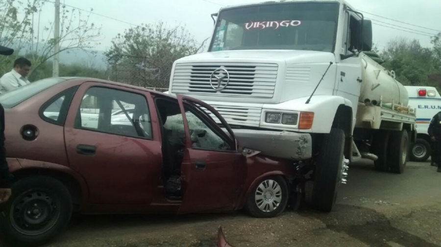 Se impacta pipa contra un auto