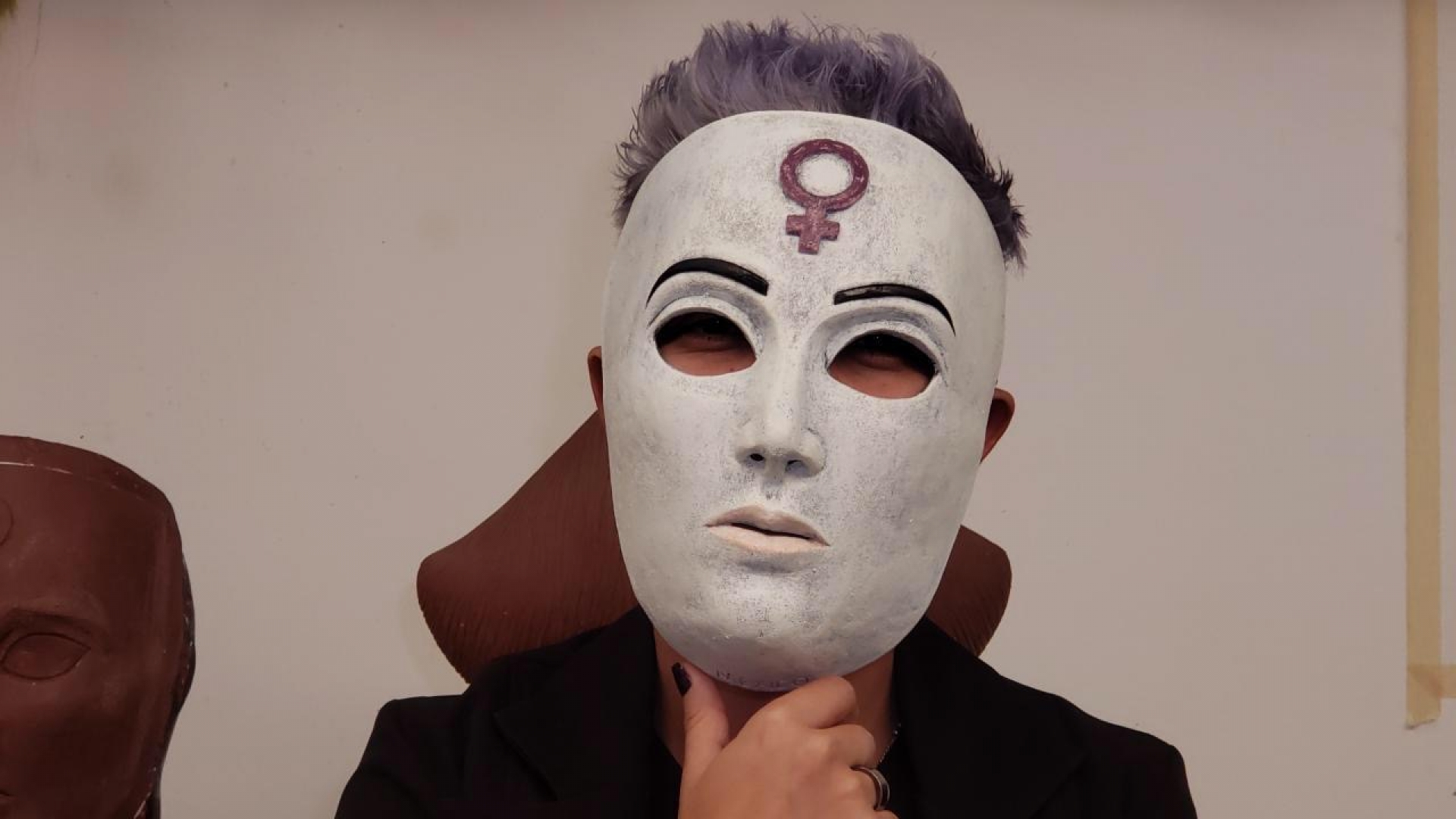 Crean máscara “V de Venus” para representar el empoderamiento femenino.