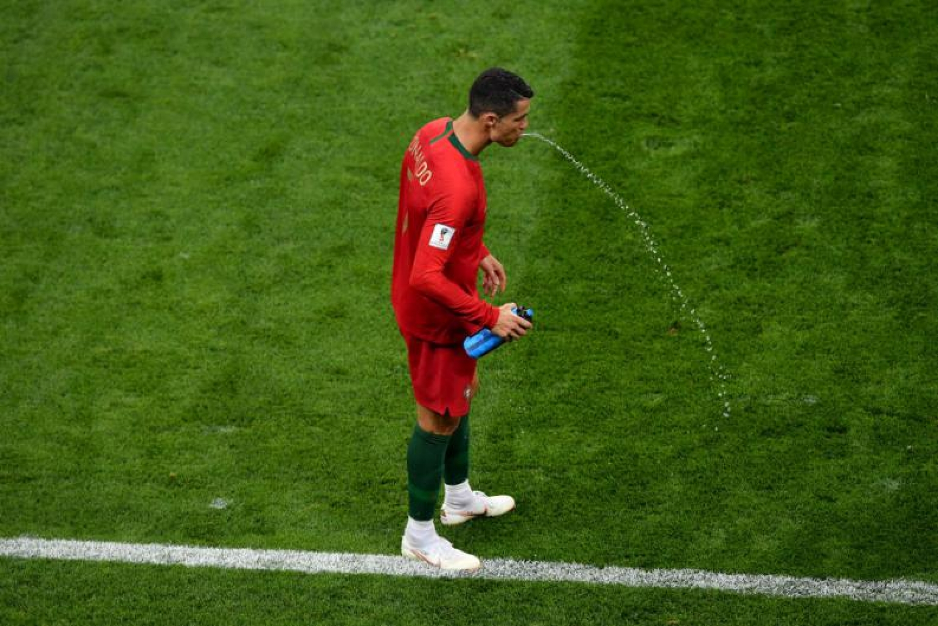 Por qué los futbolistas escupen el agua en vez de tomársela