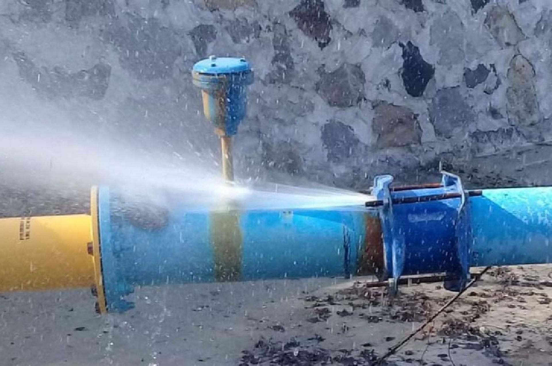 Conectarán a vecinos sin agua a un poco cercano