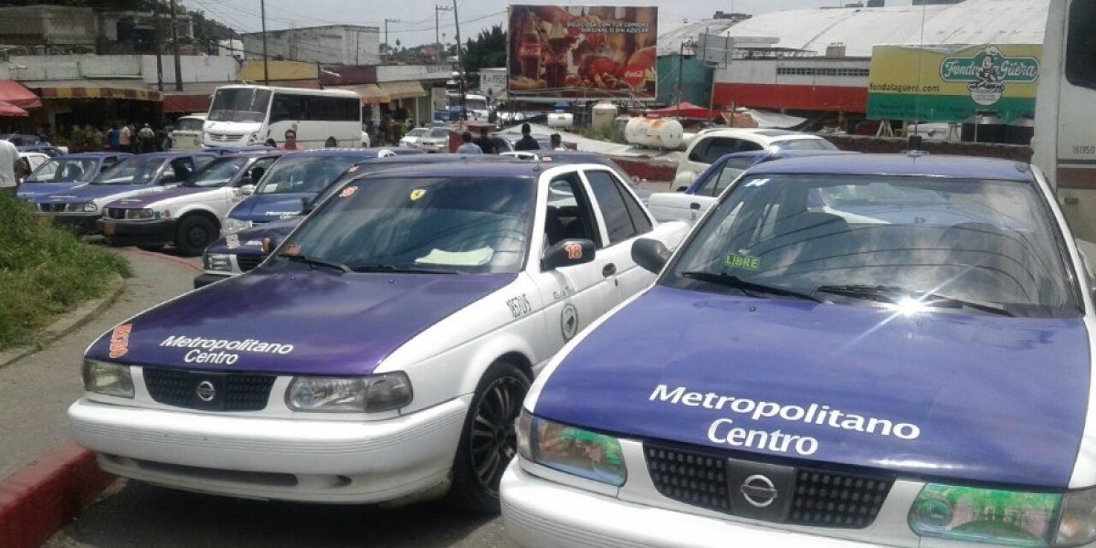 Se manifiestan taxistas de la agrupación "Mercado Seguro"